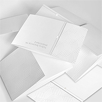 Zaproszenie komunijne FK1261tb personalizowane Proste, biały matowy papier z tłoczonym ornamentem, perłowa aplikacja