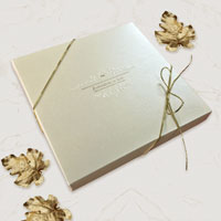 Zaproszenia ślubne F1047 W pudełku, tłoczony ornament, przewiązane złotą gumką