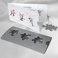 Zaproszenia ślubne F1066s Papier metalizowany, wycięte okienka puzzle z kolorowym tłem, srebrzenie, aplikacja