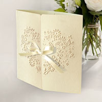 Zaproszenia ślubne F1217 Papier fakturowany, tłoczony ornament, związane atłasową wstążką
