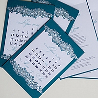 Zaproszenia ślubne F1237t Kalendarz, srebrzony ornament, papier barwiony w masie