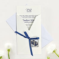 Zaproszenia ślubne F40330 Papier fakturowany, przewiązane atłasową wstążką