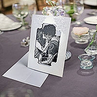 Zaproszenia ślubne F60241 W formie ramki do zdjęcia, tłoczone ornamenty z perłowym połyskiem