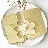 Zaproszenia ślubne C051178 Marmurkowa okładka, tłoczenie, złocenie, wycięty kwiat