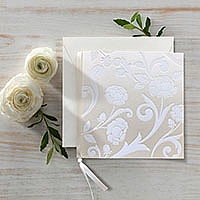 Zaproszenia ślubne C051237W Papier metalizowany, tłoczone białe kwiaty