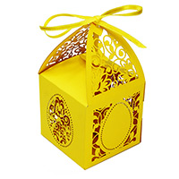 Kartki wielkanocne pudełko na prezenty z żółtą kokardką